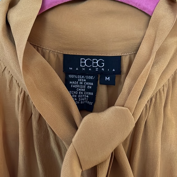 Beautiful BCBG top - Picture 2 of 3